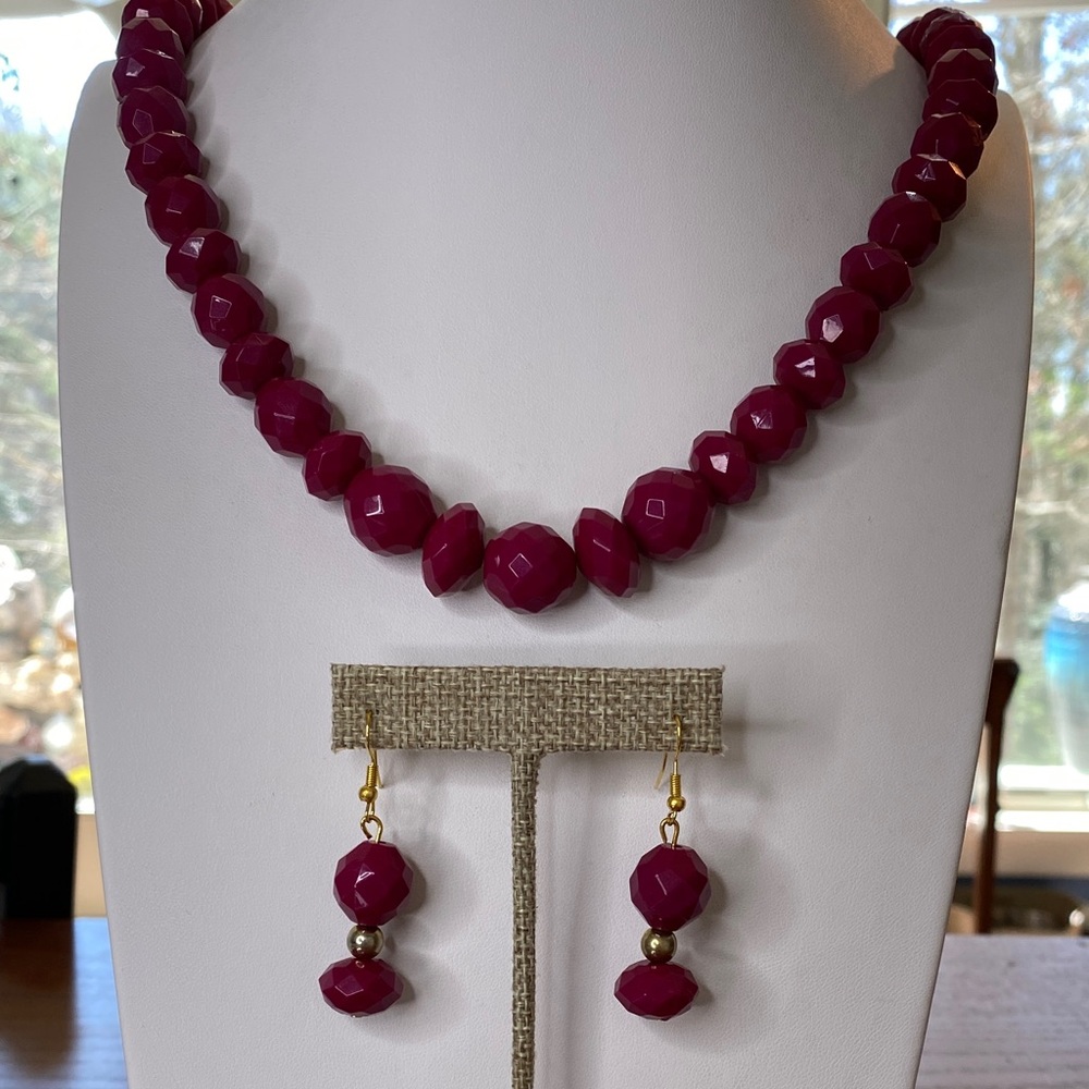 Beautiful fuchsia adjustable necklace, and earrings set